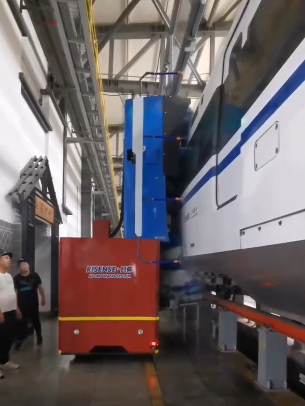 高铁 智能清洗机器人问世！